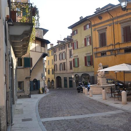 Casa Vacanza Fontana Del Delfino Bergamo Exterior foto