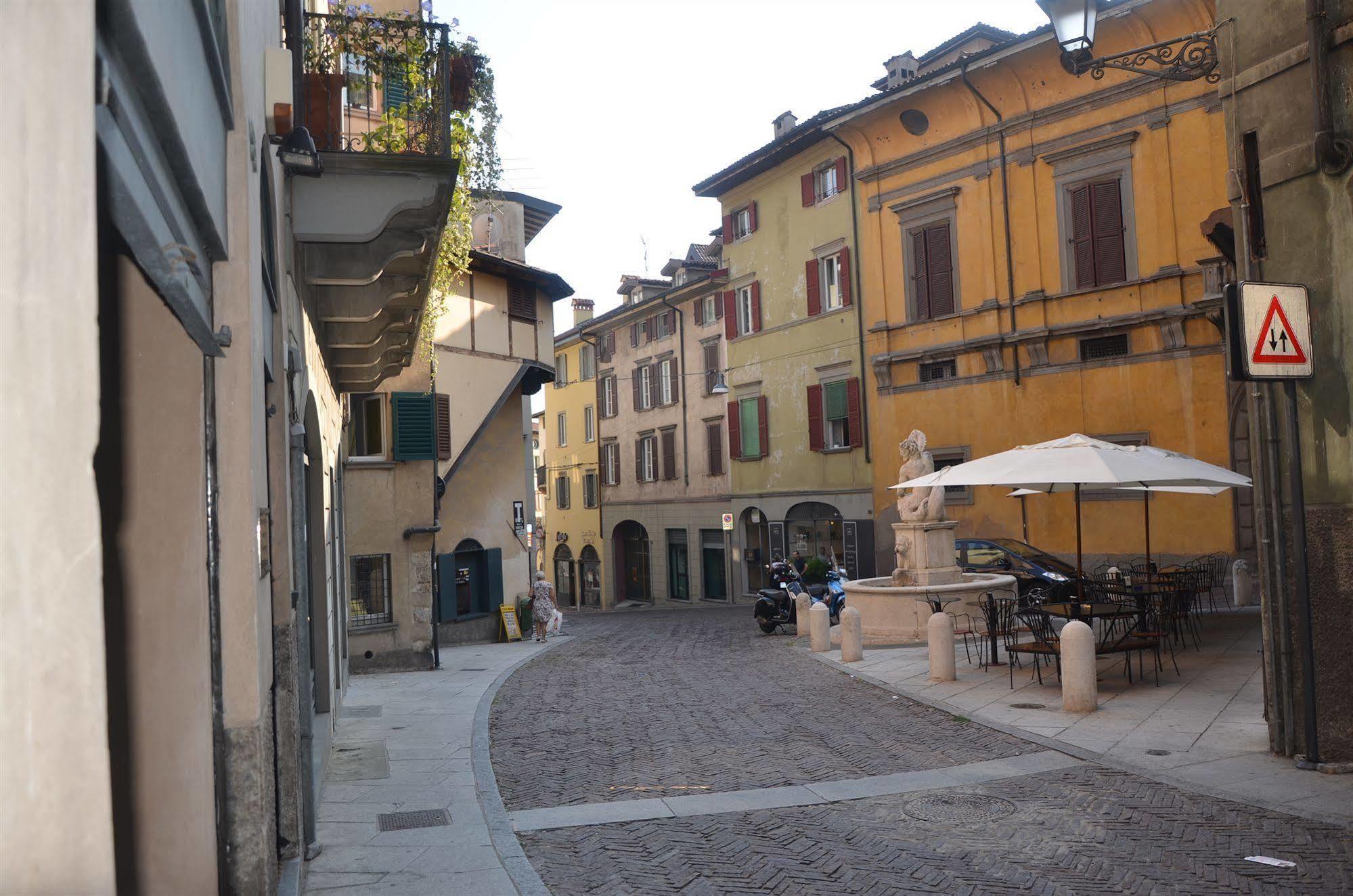 Casa Vacanza Fontana Del Delfino Bergamo Exterior foto